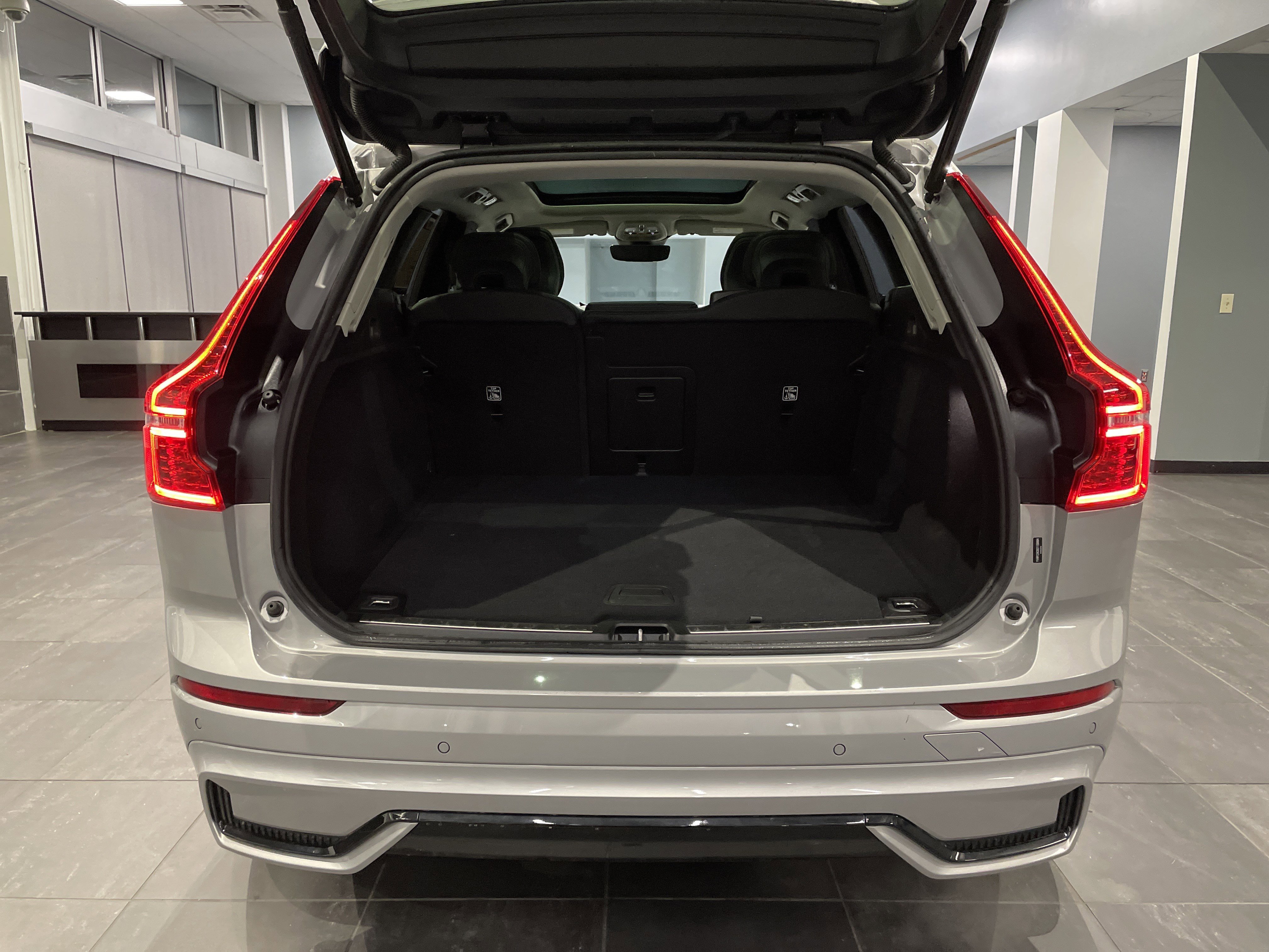 Used 2025 Volvo XC60 B5 Plus image 37