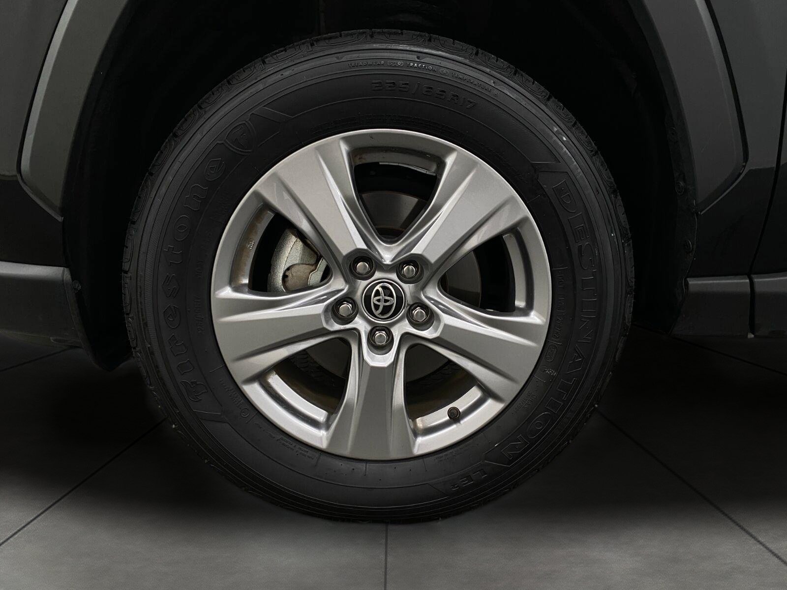 Used 2025 Toyota RAV4 XLE AWD/4WD image 12