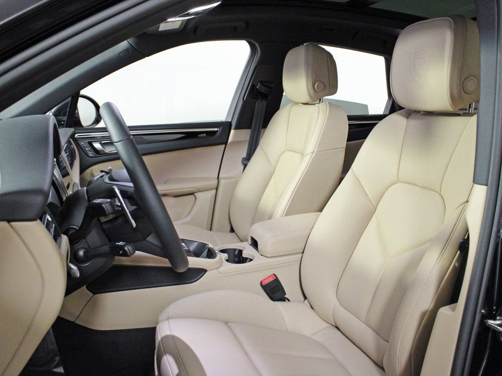 Certified 2025 Porsche Macan image 5