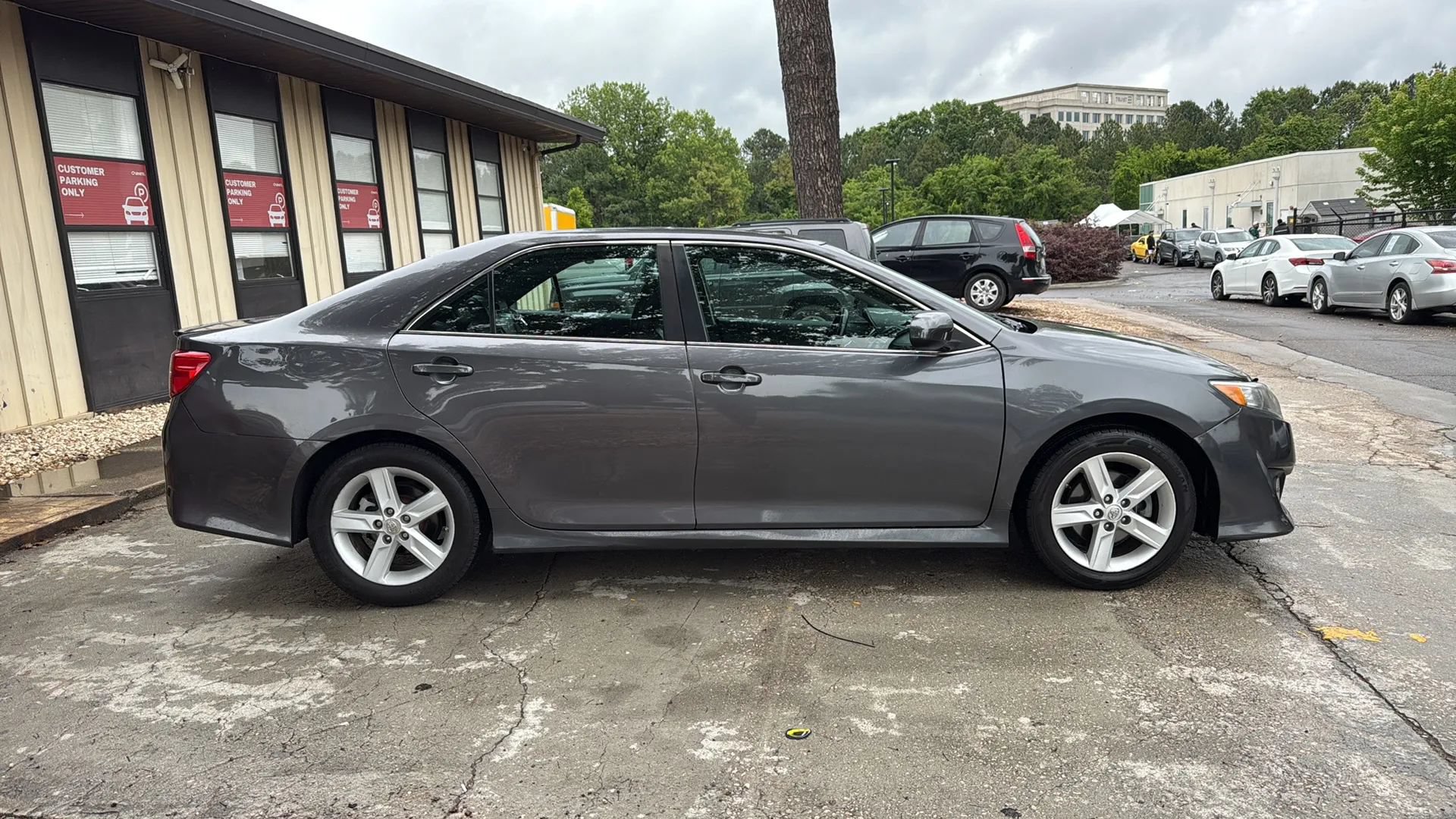 Used 2014 Toyota Camry SE w/ Moonroof Package FWD image 4