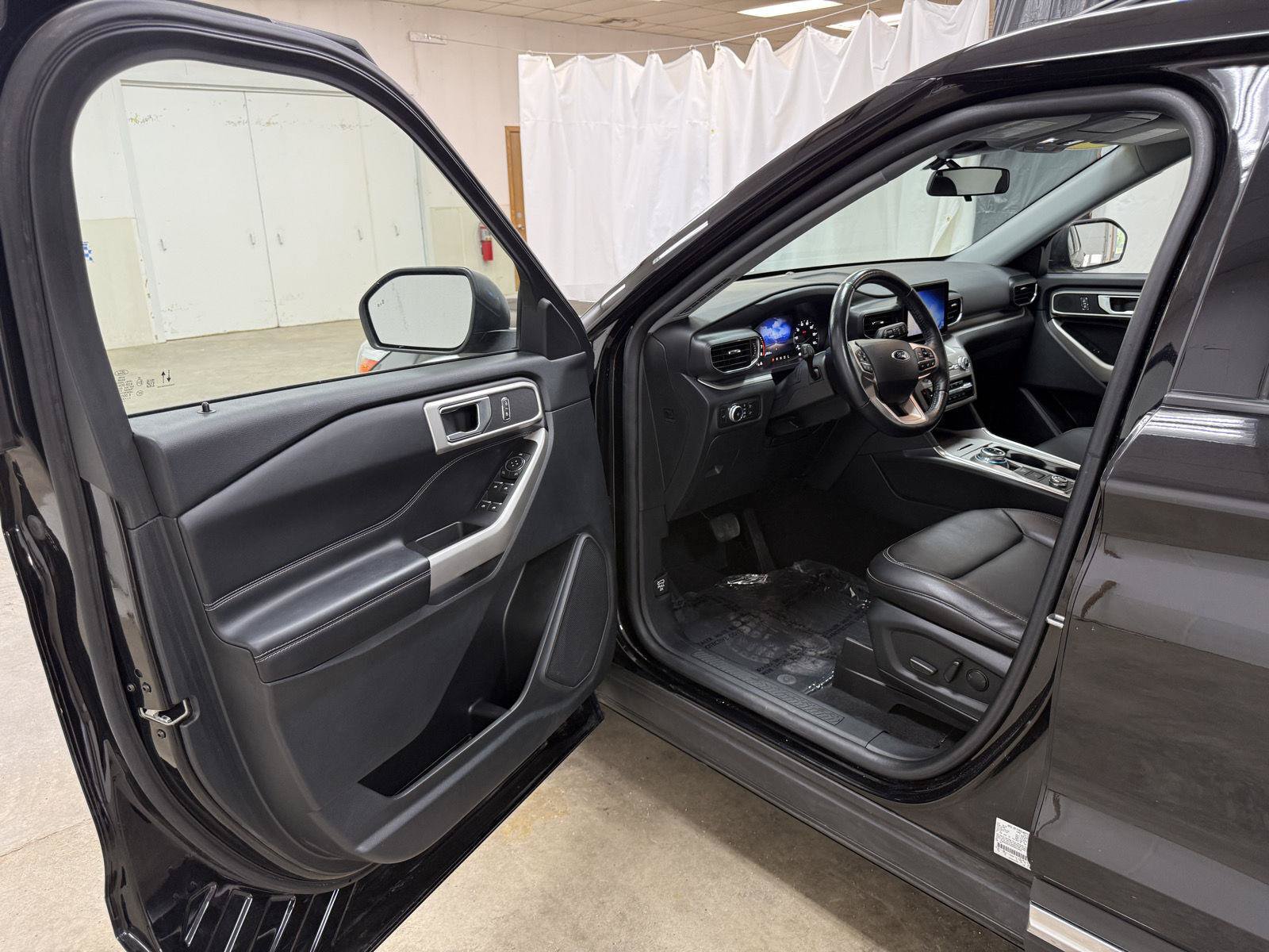 Used 2022 Ford Explorer XLT w/ Equipment Group 202A AWD/4WD image 9
