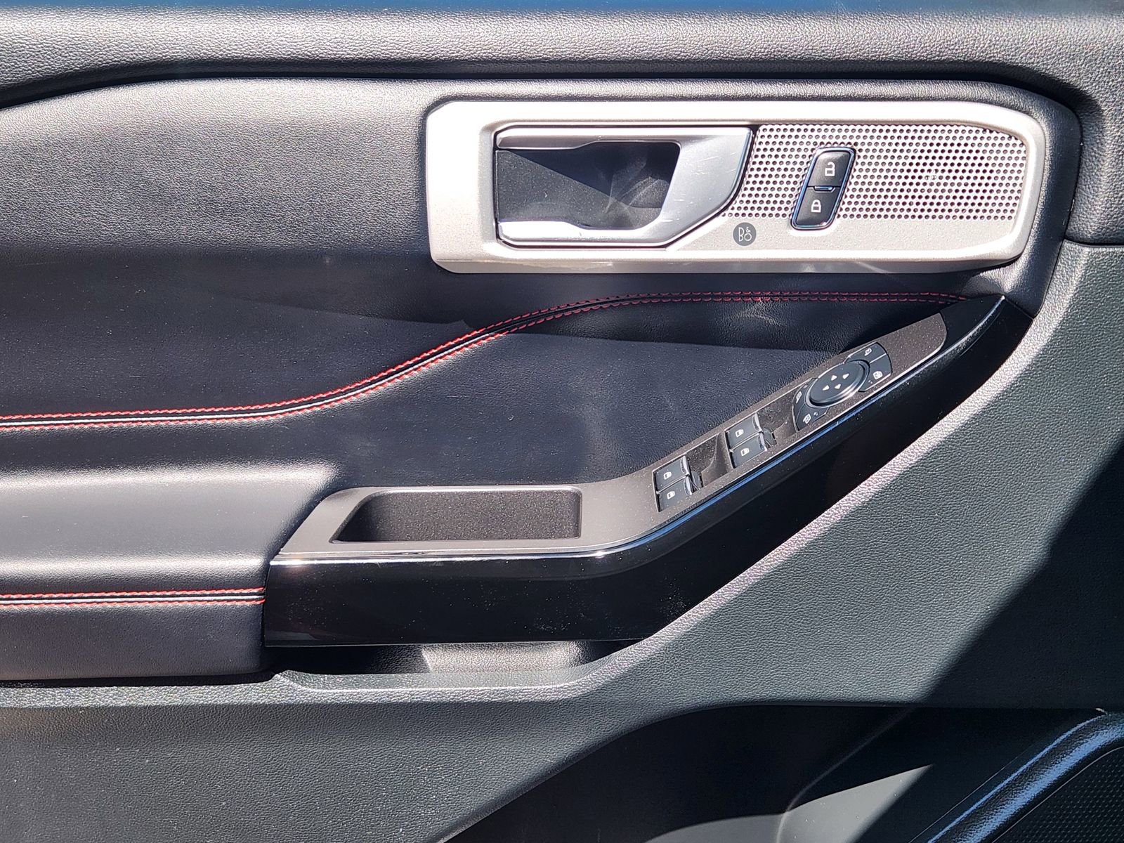 Used 2024 Ford Explorer ST-Line w/ Class IV Trailer Tow Package image 25