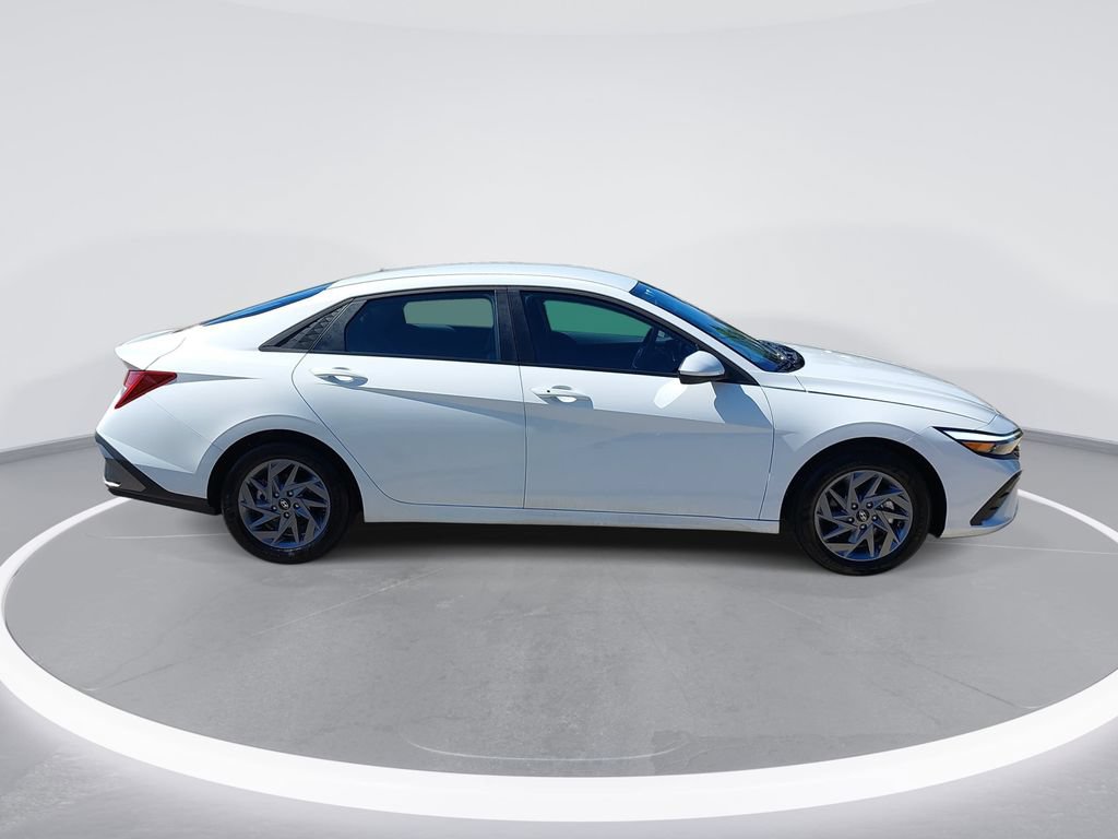 Used 2025 Hyundai Elantra Hybrid FWD image 4