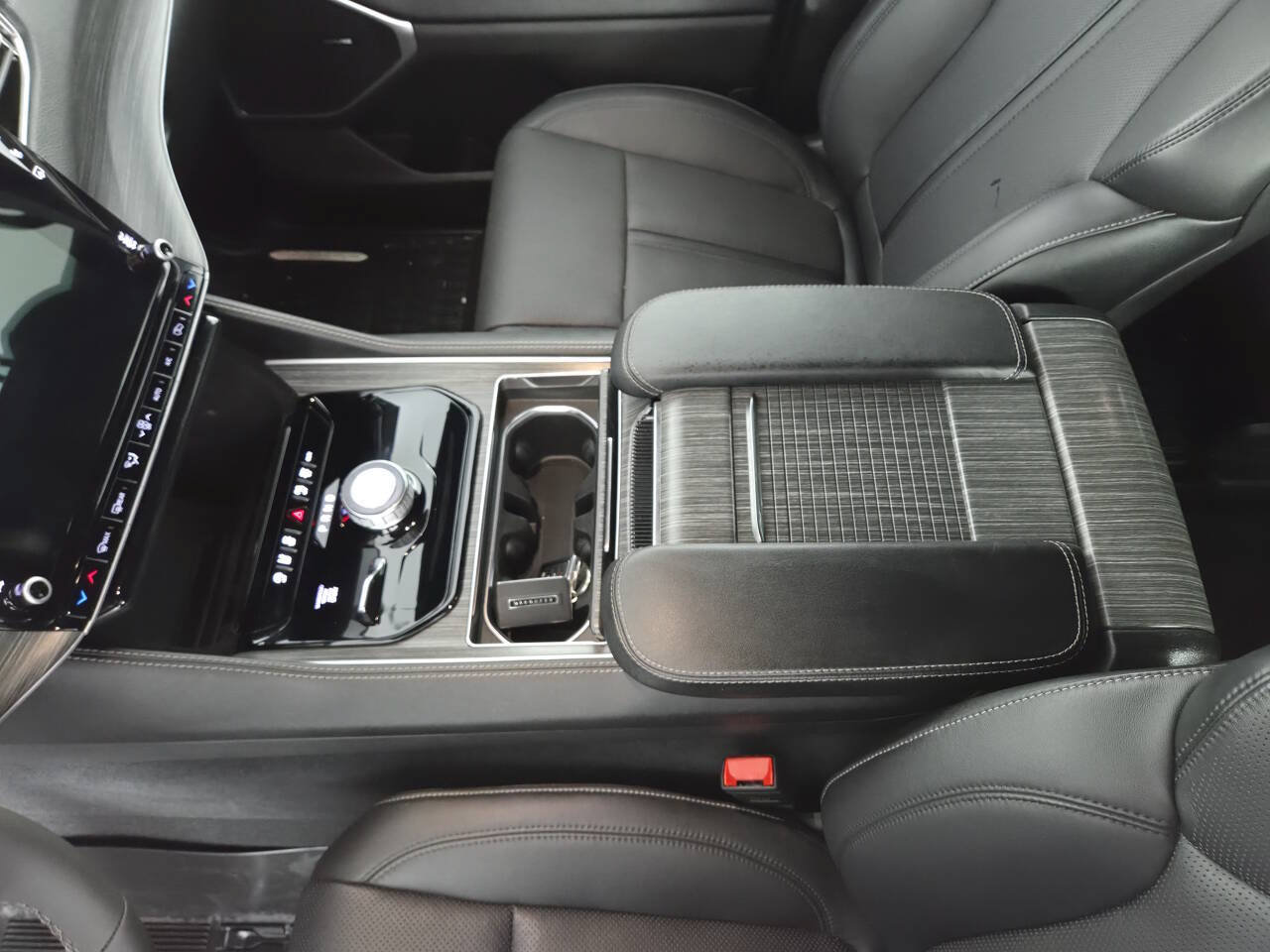 Used 2024 Jeep Wagoneer L Series II w/ Flexible Seating Group AWD/4WD image 17