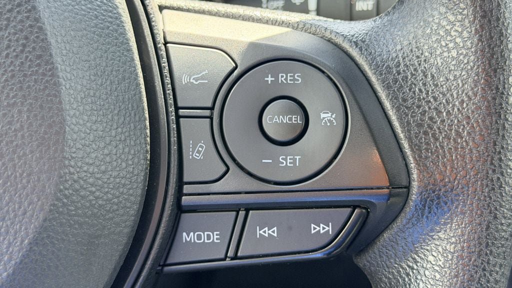 Used 2025 Toyota RAV4 XLE FWD image 16