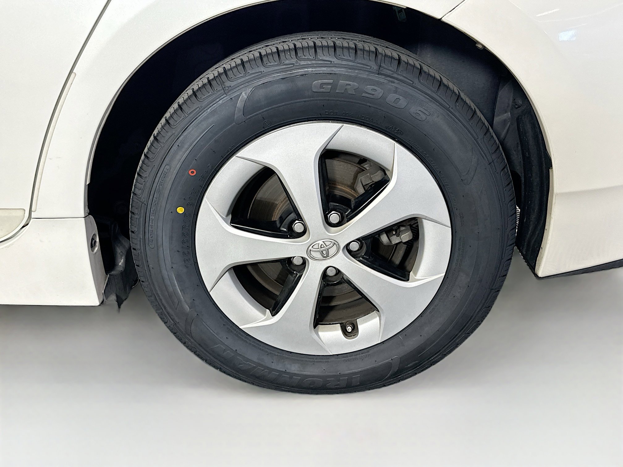 Used 2015 Toyota Prius Three w/ Preferred Accessory Package FWD image 11
