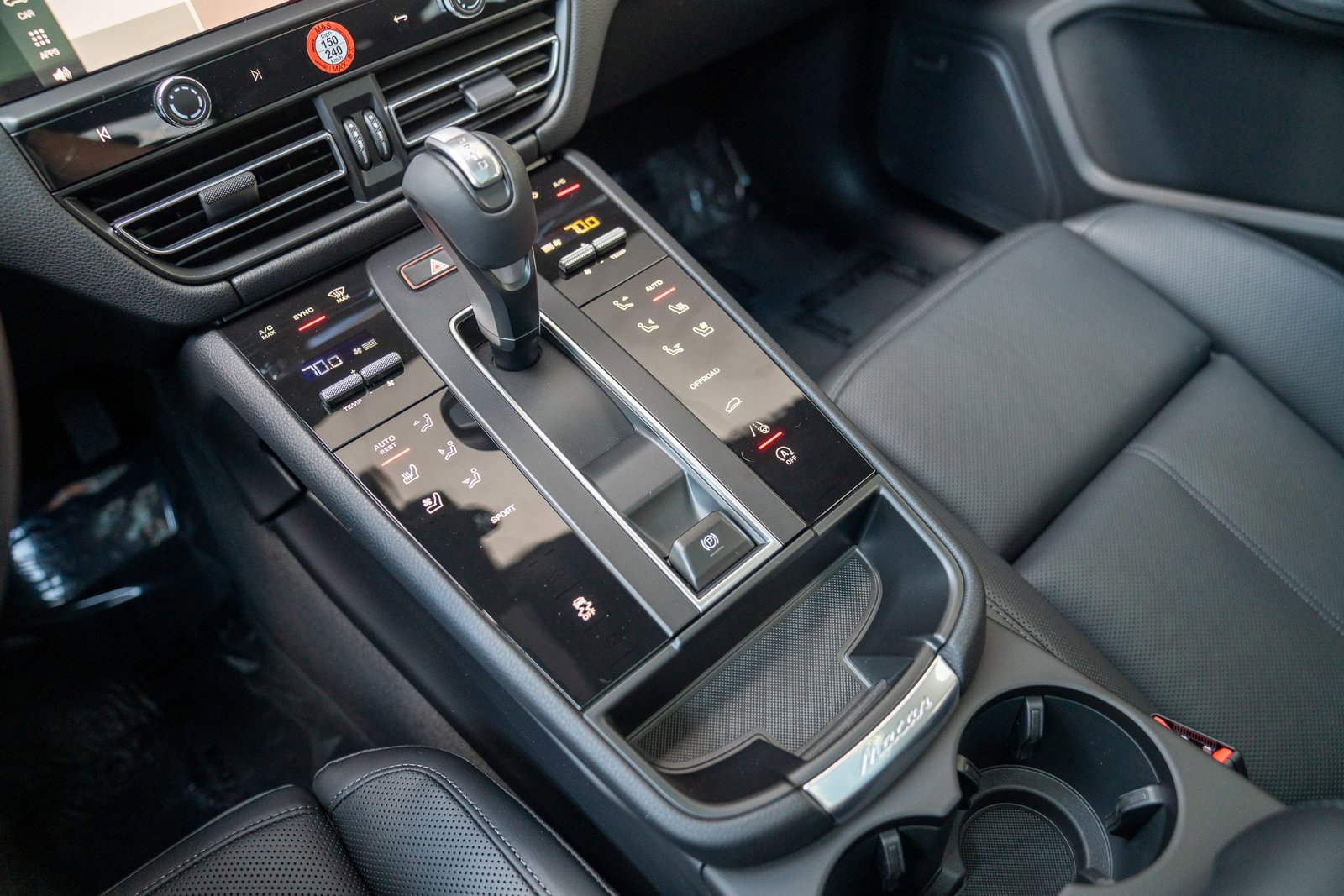 Certified 2025 Porsche Macan image 18