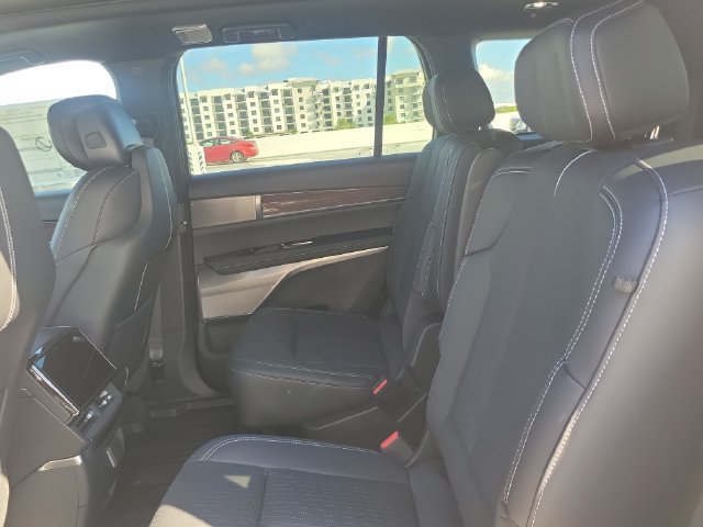 New 2027 Cadillac Vistiq Sport w/ LPO, Floor Liner Package AWD/4WD image 19