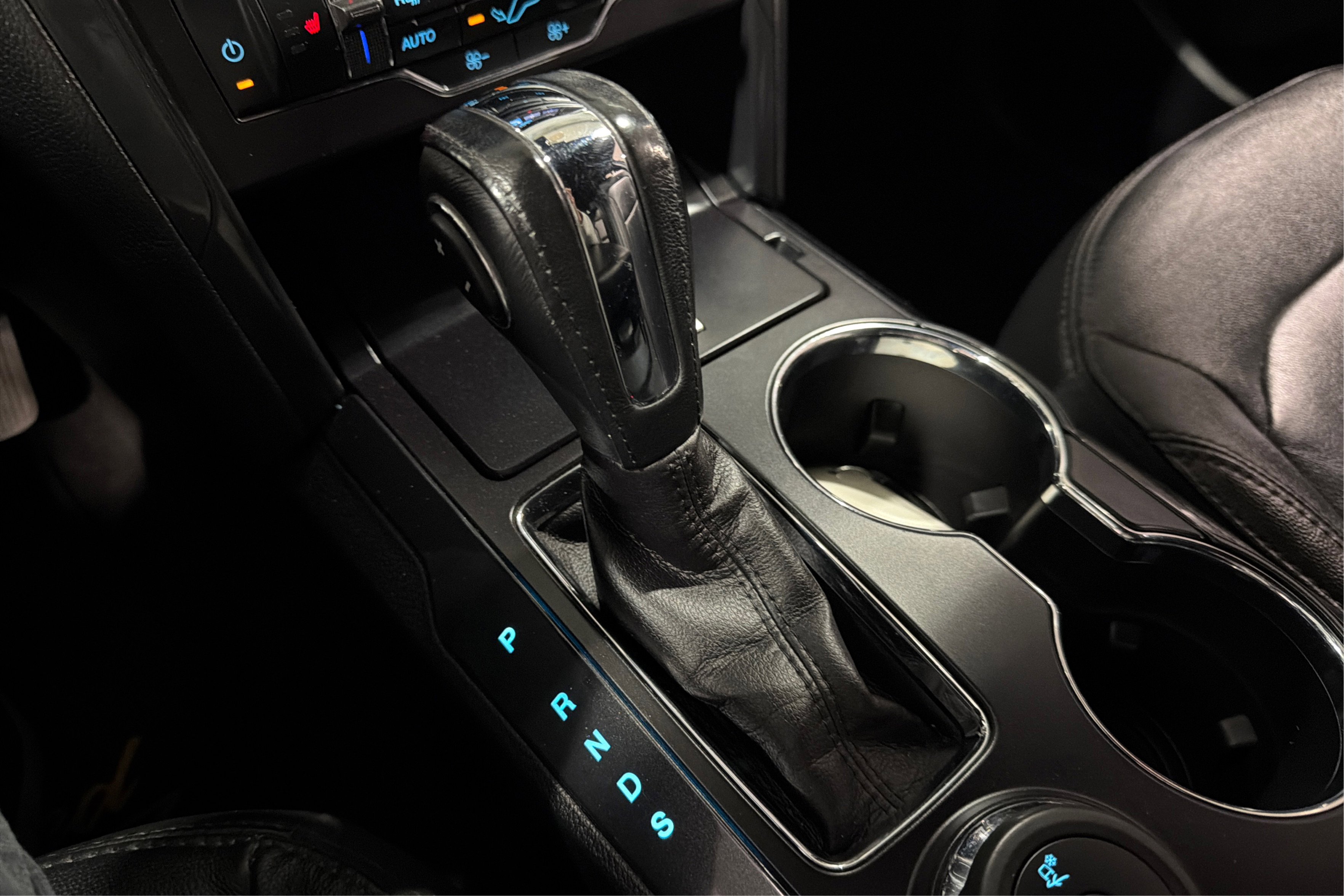 Used 2018 Ford Explorer XLT w/ Equipment Group 202A AWD/4WD image 33