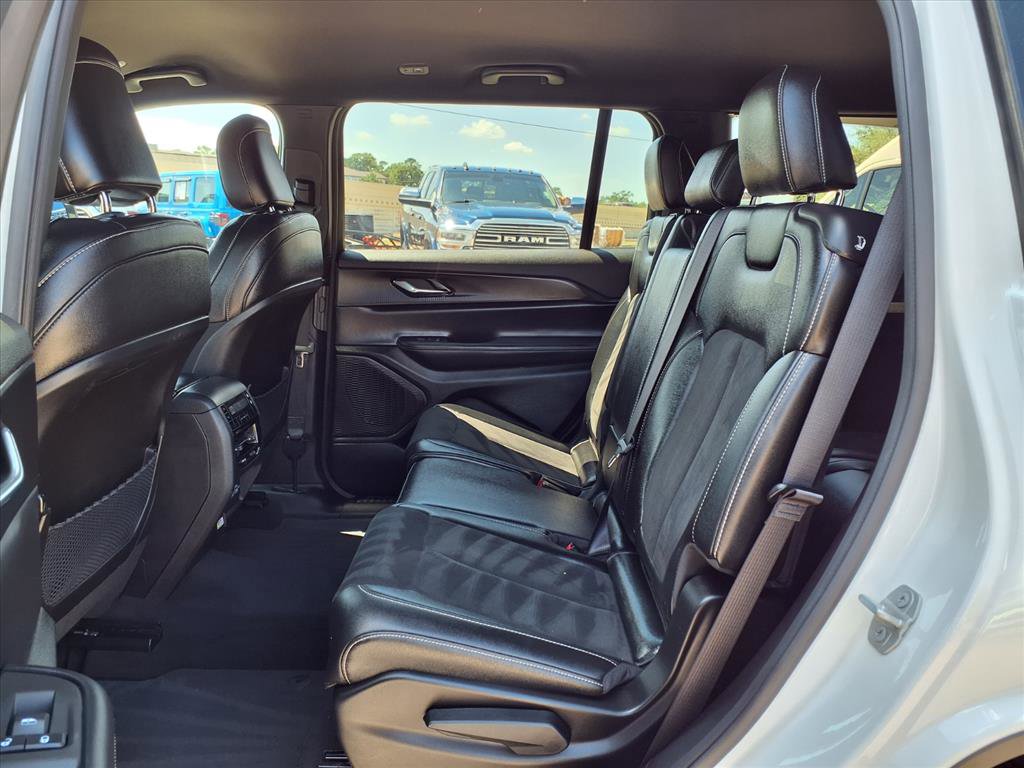 Used 2024 Jeep Grand Cherokee L Laredo image 38