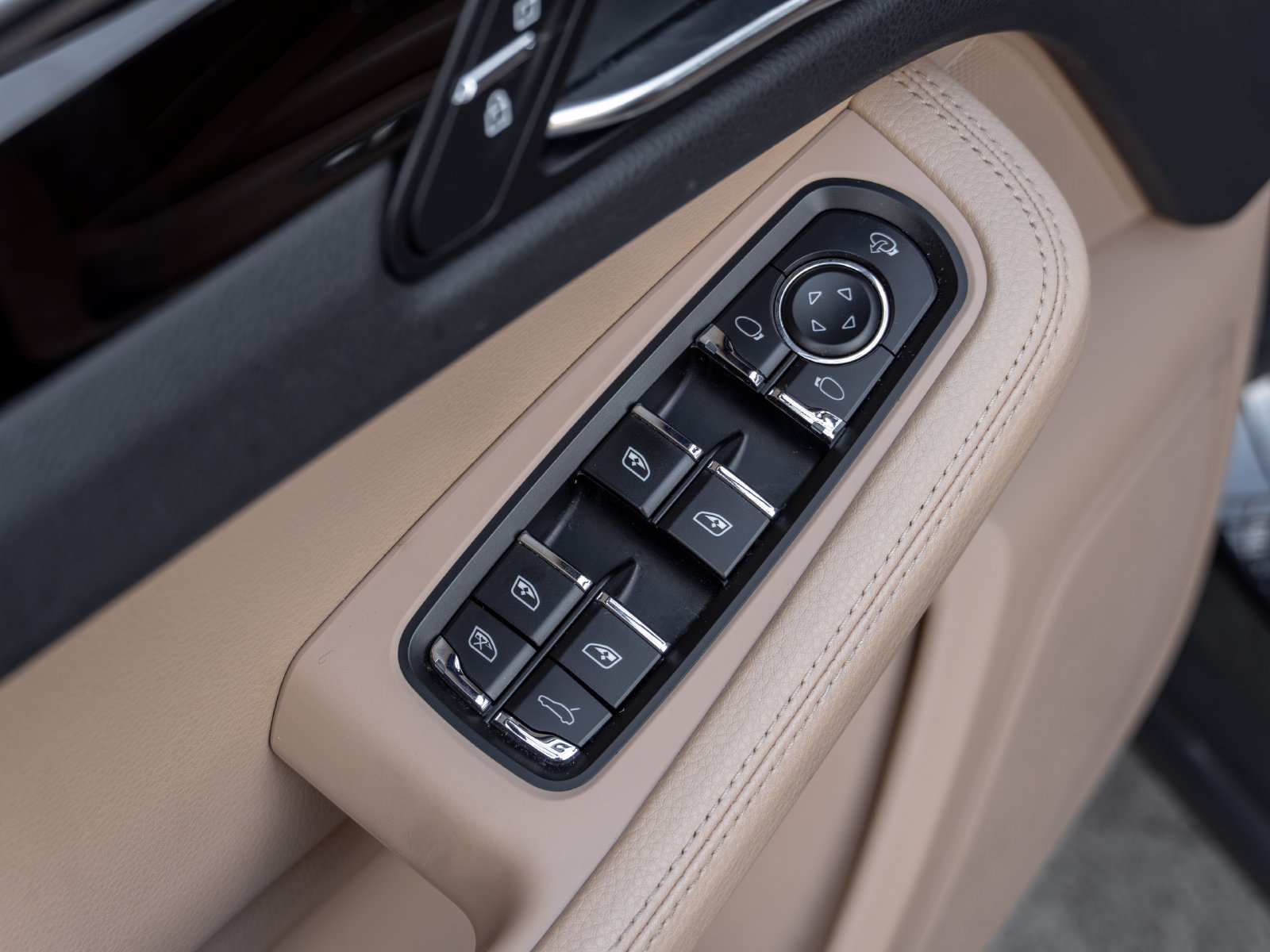 Certified 2023 Porsche Macan AWD/4WD image 23