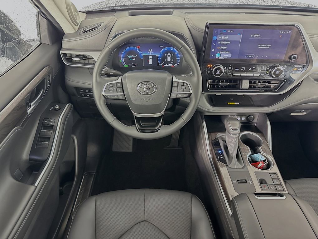 Used 2025 Toyota Highlander Platinum image 24