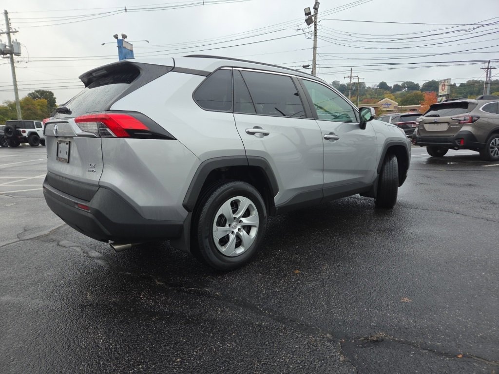 Used 2021 Toyota RAV4 LE image 6