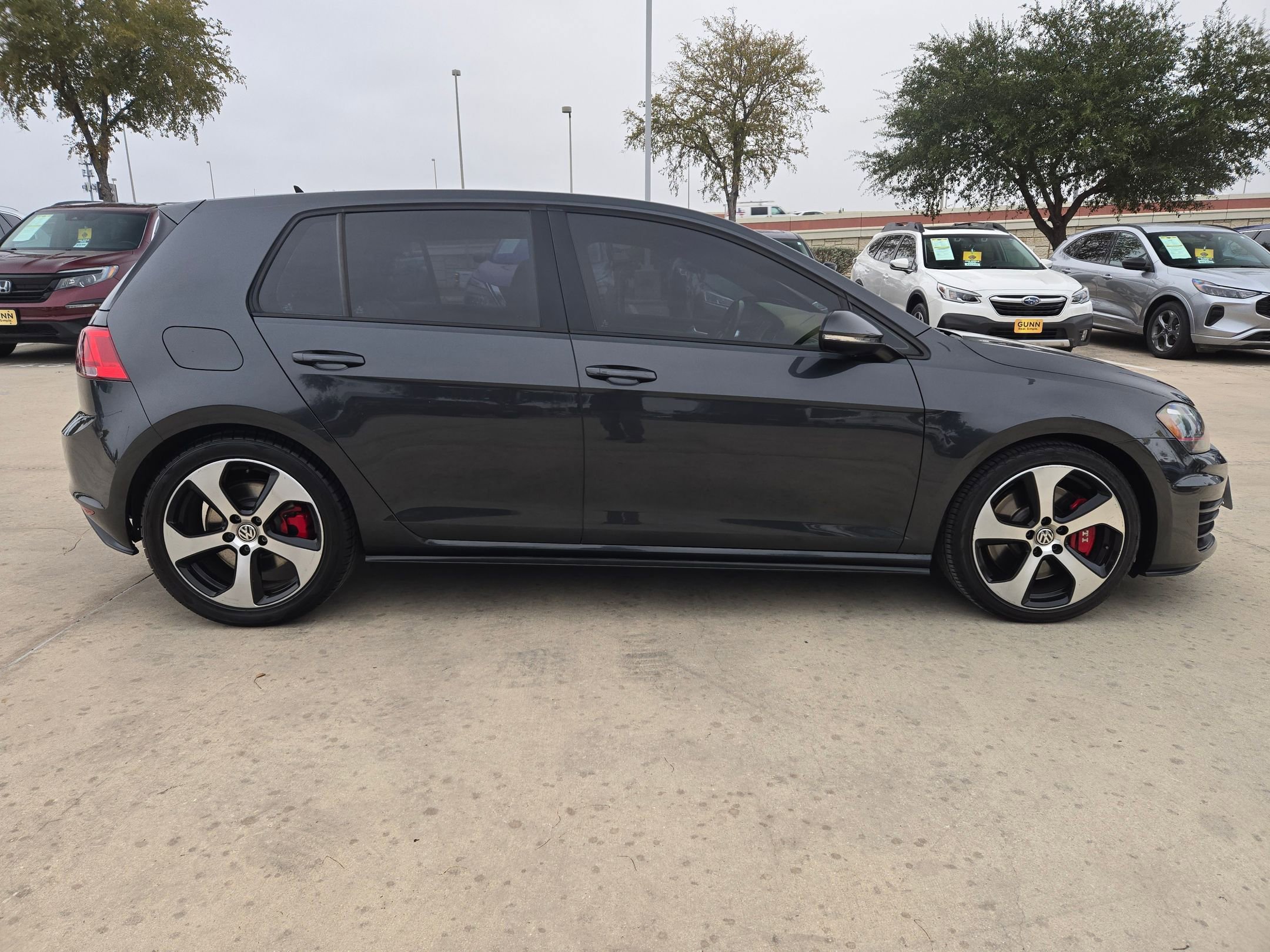 Used 2017 Volkswagen GTI SE image 8