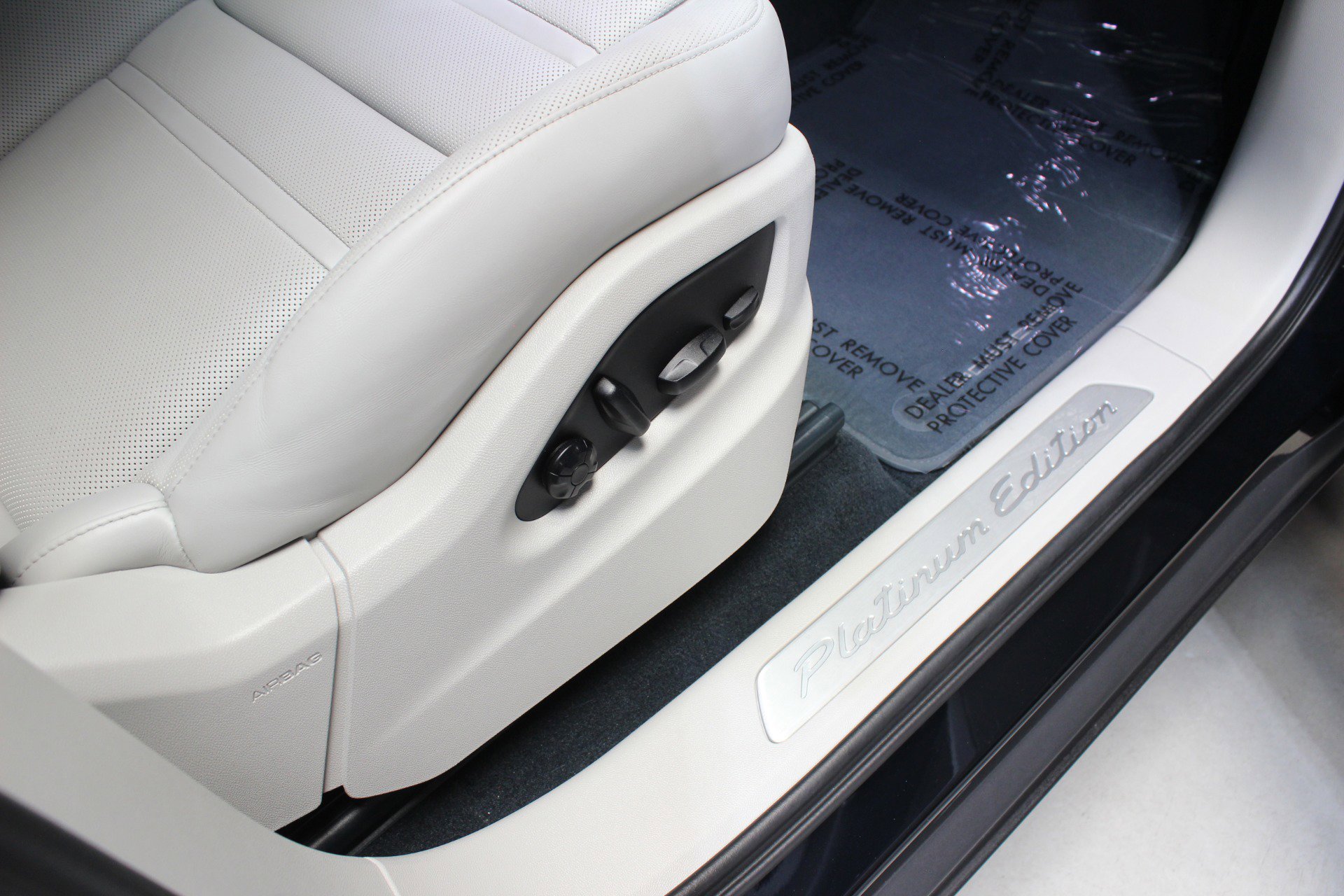 Used 2023 Porsche Cayenne Platinum Edition image 50