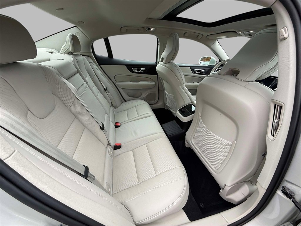 Used 2019 Volvo S60 T8 Inscription image 16