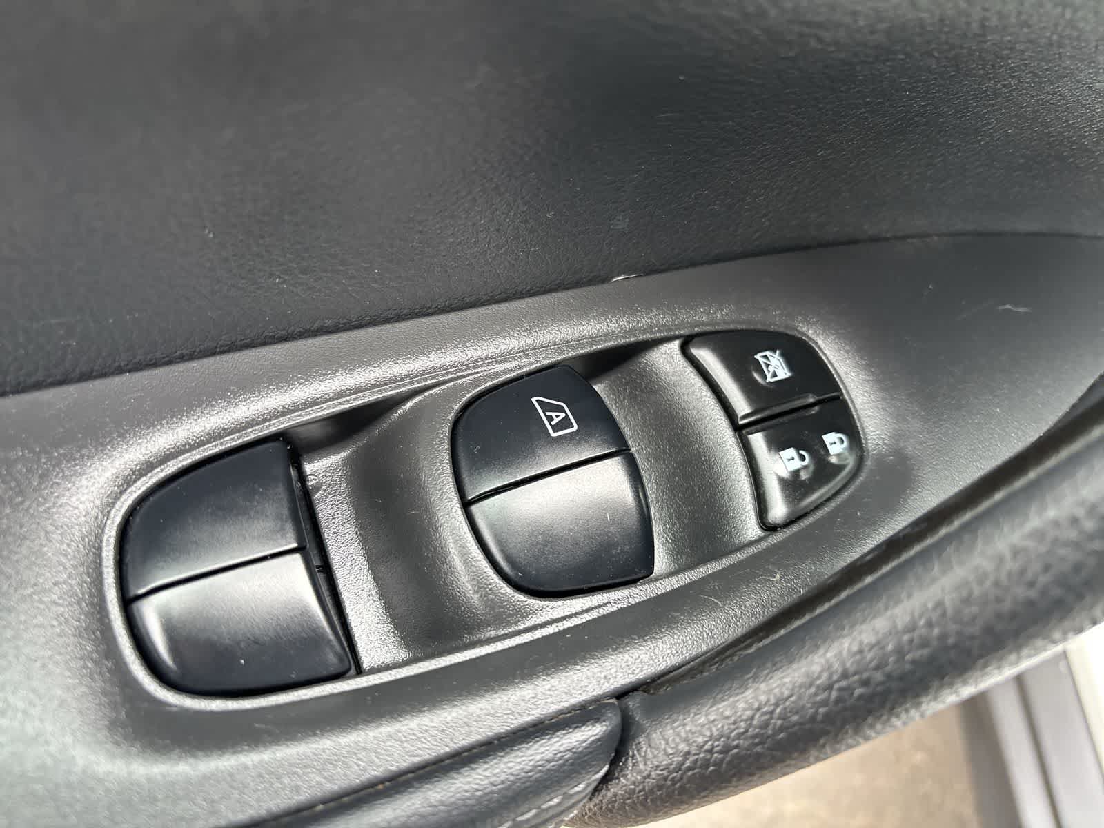 Used 2019 Nissan Rogue SV FWD image 12