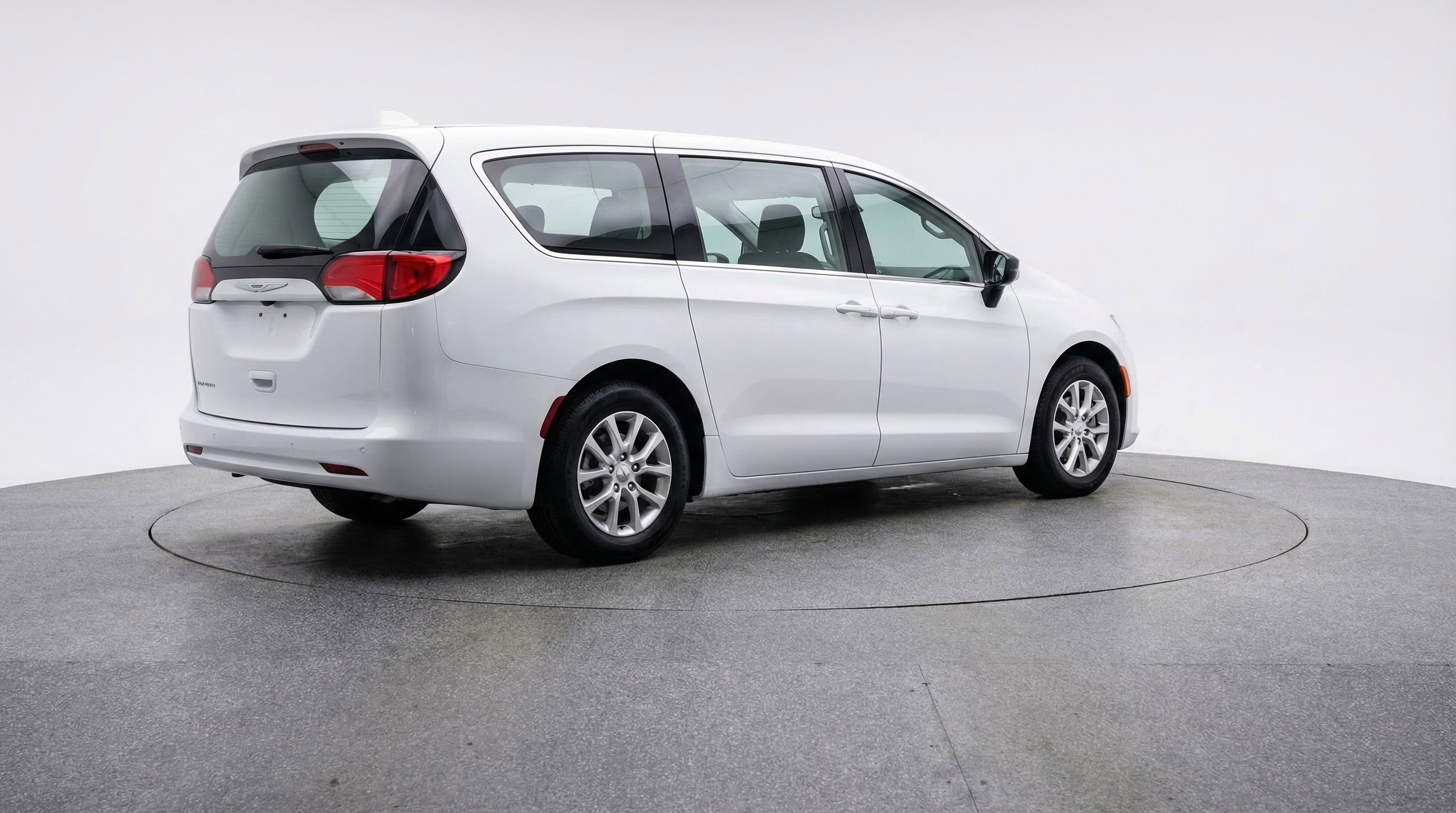 Used 2024 Chrysler Voyager LX image 9