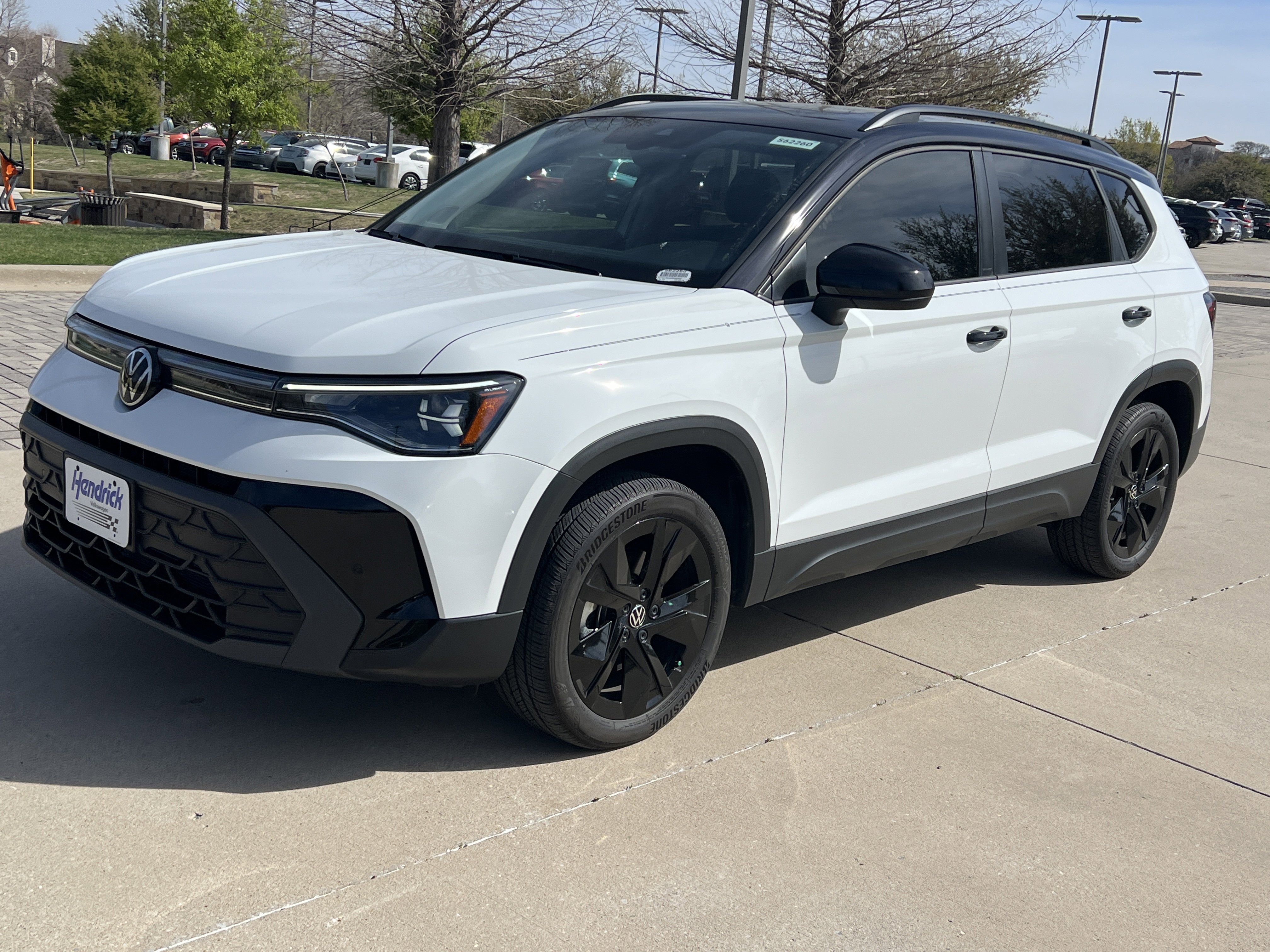 Certified 2025 Volkswagen Taos SE image 5