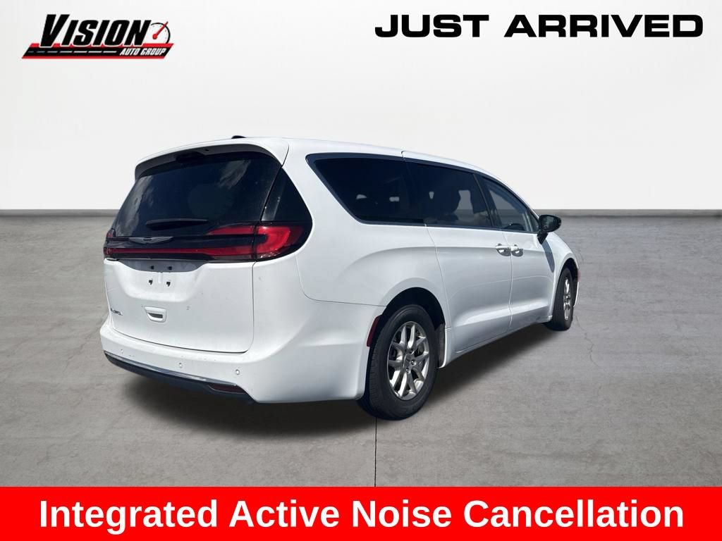 Used 2024 Chrysler Pacifica Touring-L FWD image 5