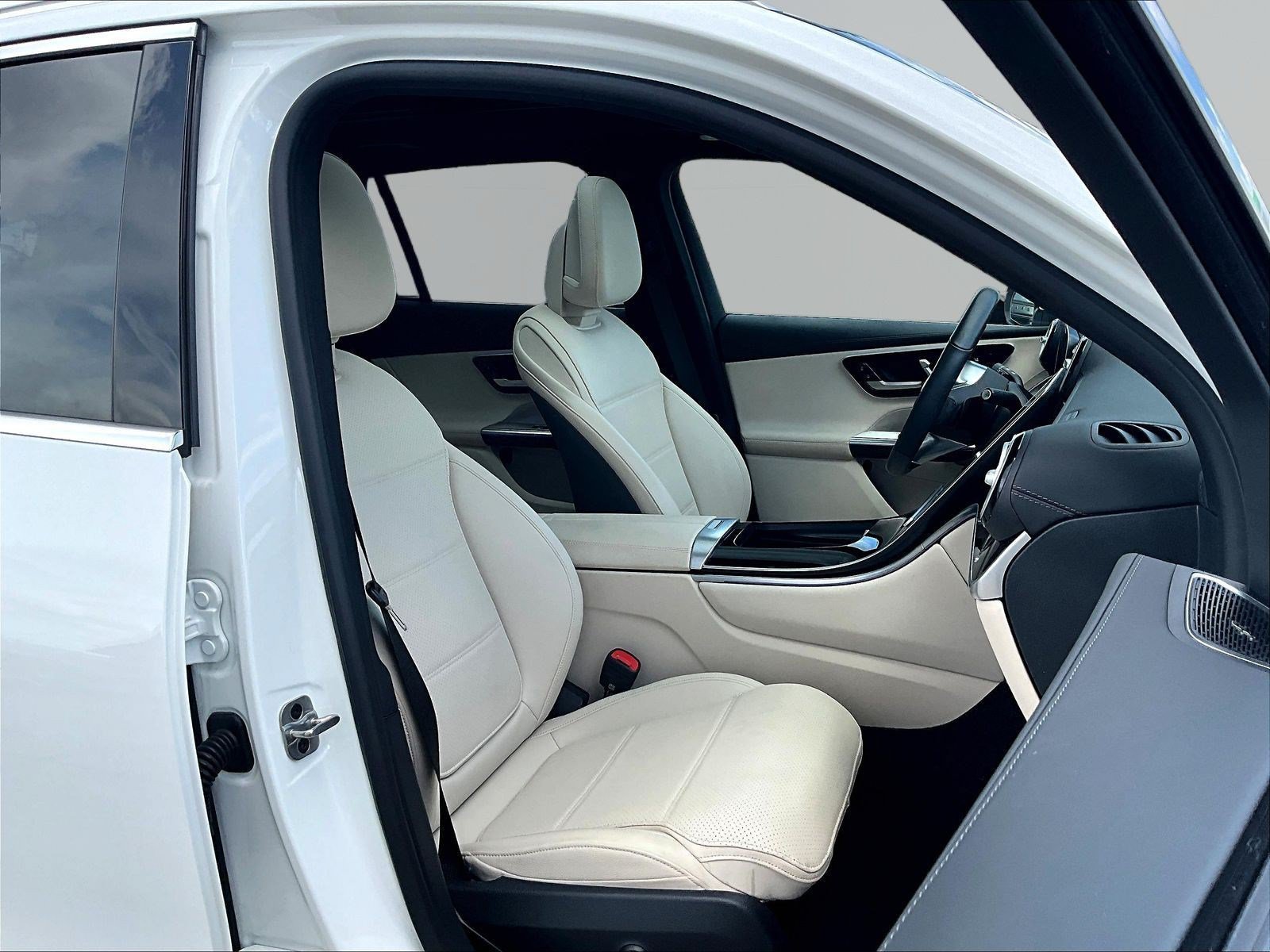 Used 2025 Mercedes-Benz GLC 300 4MATIC image 30