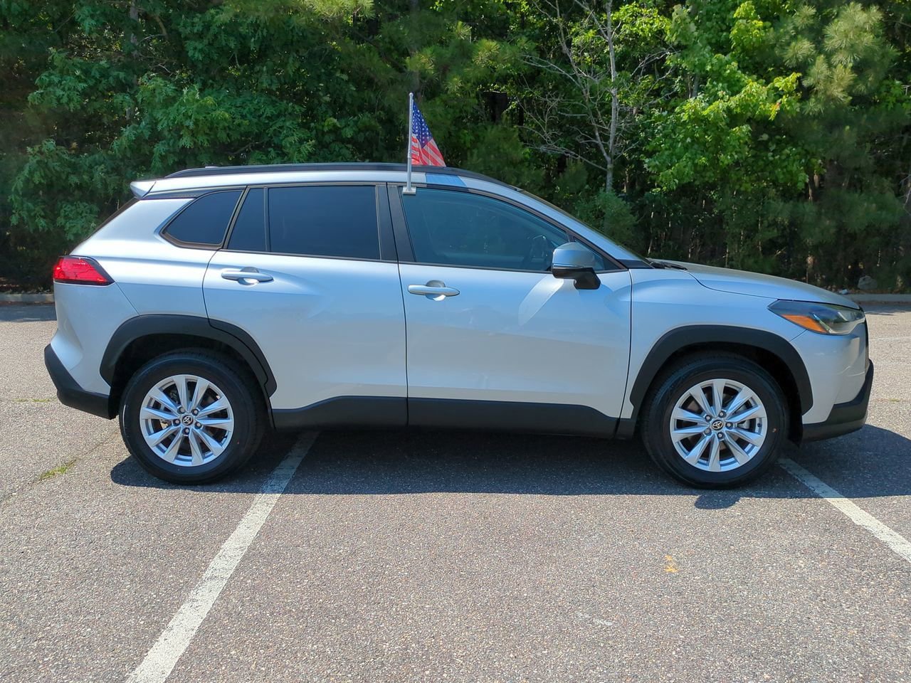 Used 2023 Toyota Corolla Cross LE w/ Moonroof Package FWD image 3