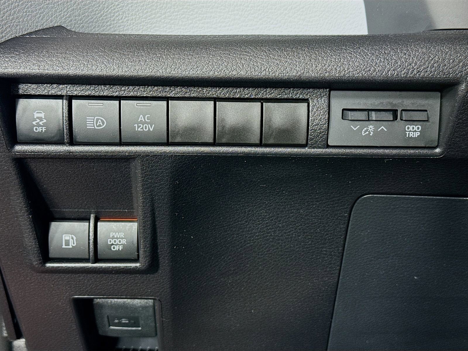 Used 2025 Toyota Sienna XLE w/ XLE Plus Package AWD/4WD image 11