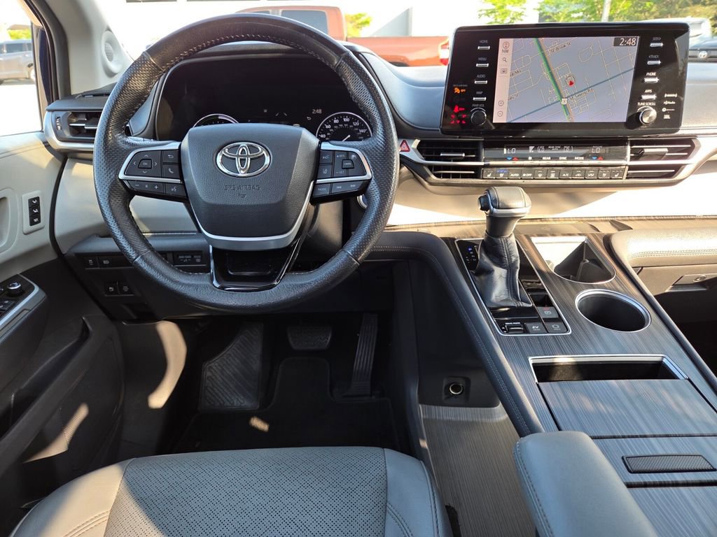 Used 2021 Toyota Sienna Limited image 7