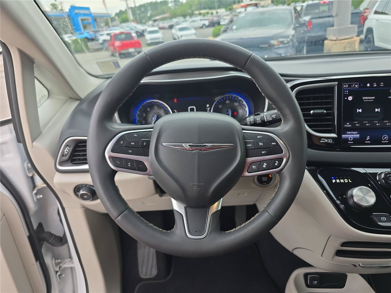 Used 2024 Chrysler Pacifica Touring-L FWD image 28