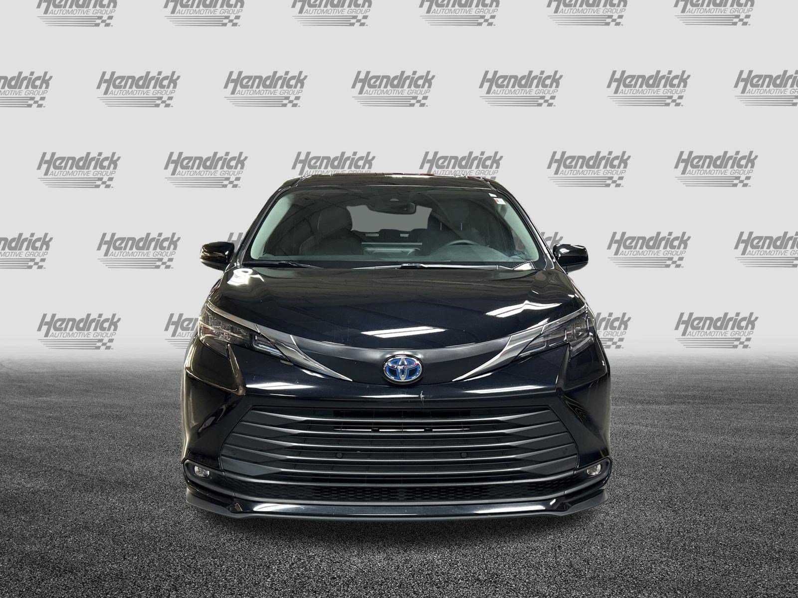 Certified 2025 Toyota Sienna XLE FWD image 3