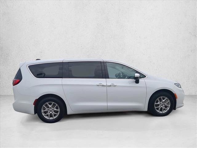Used 2023 Chrysler Pacifica Touring-L image 4