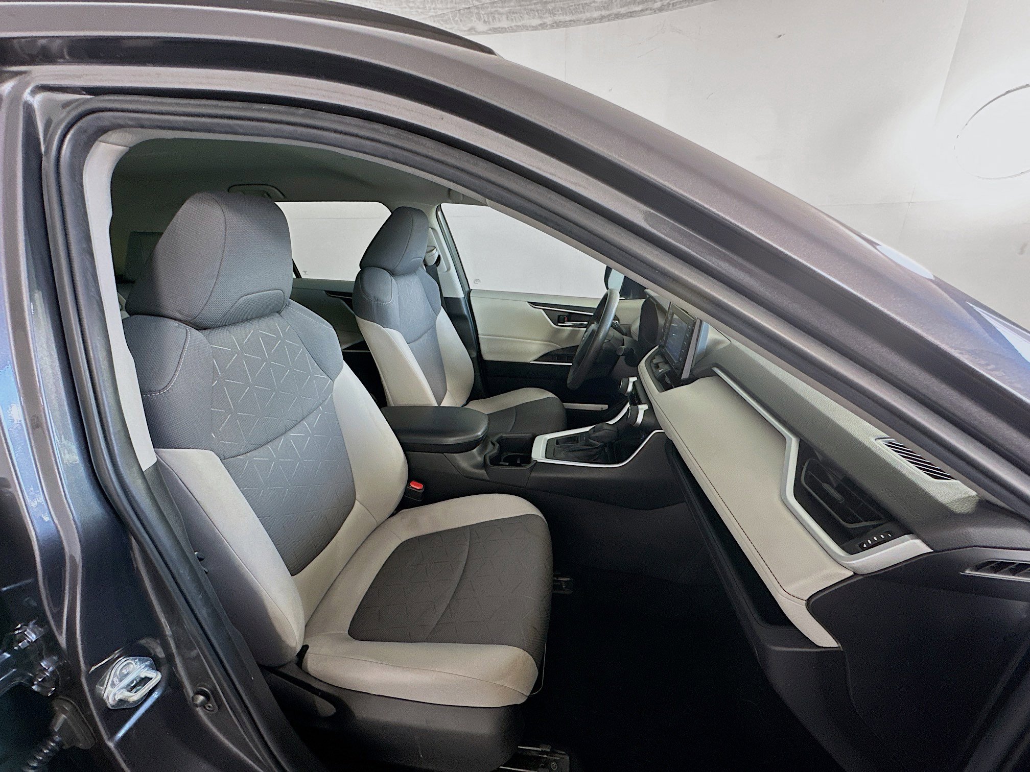 Used 2022 Toyota RAV4 XLE image 28