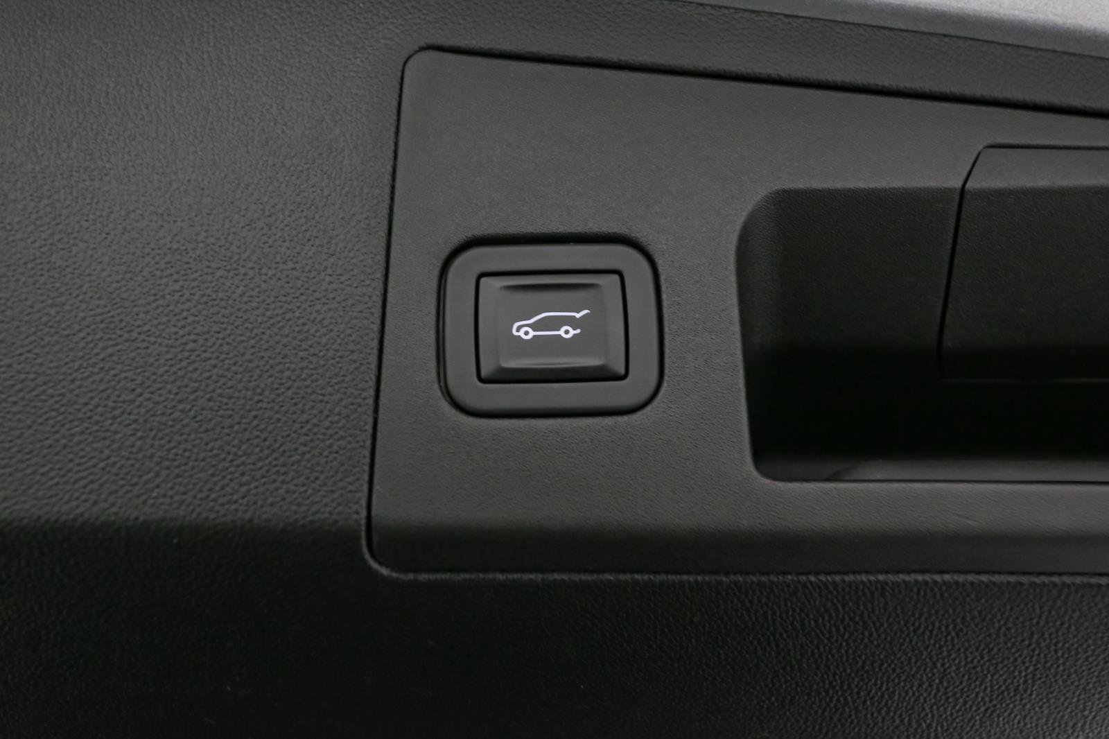 Used 2018 Cadillac XT5 Luxury w/ Driver Awareness Package image 14