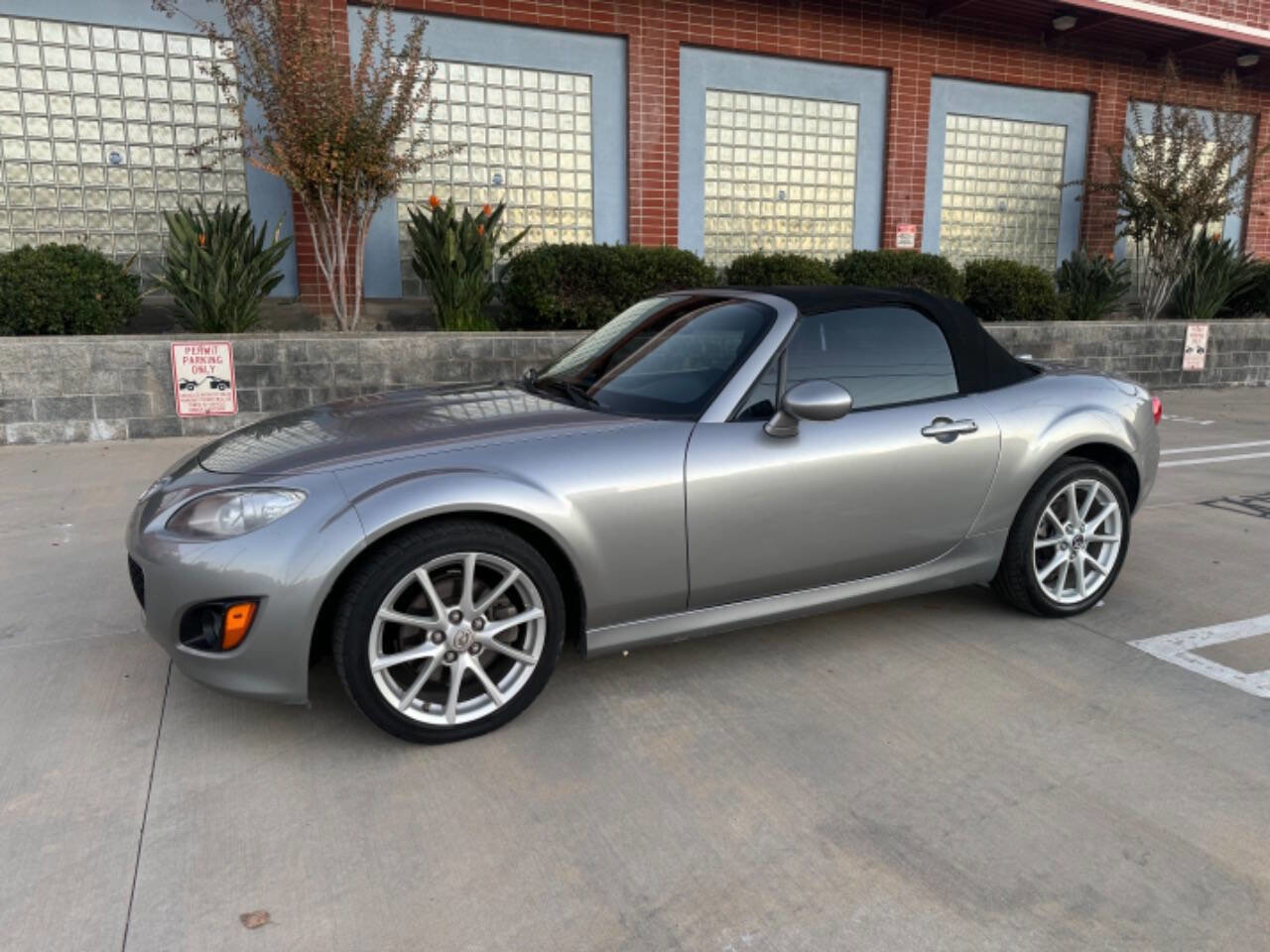 Used 2010 MAZDA MX-5 Miata Grand Touring w/ Premium Pkg image 2