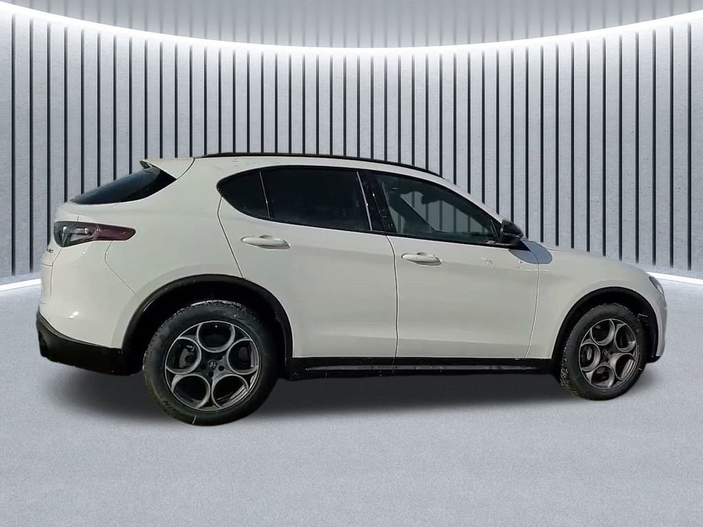 New 2025 Alfa Romeo Stelvio Sprint image 4