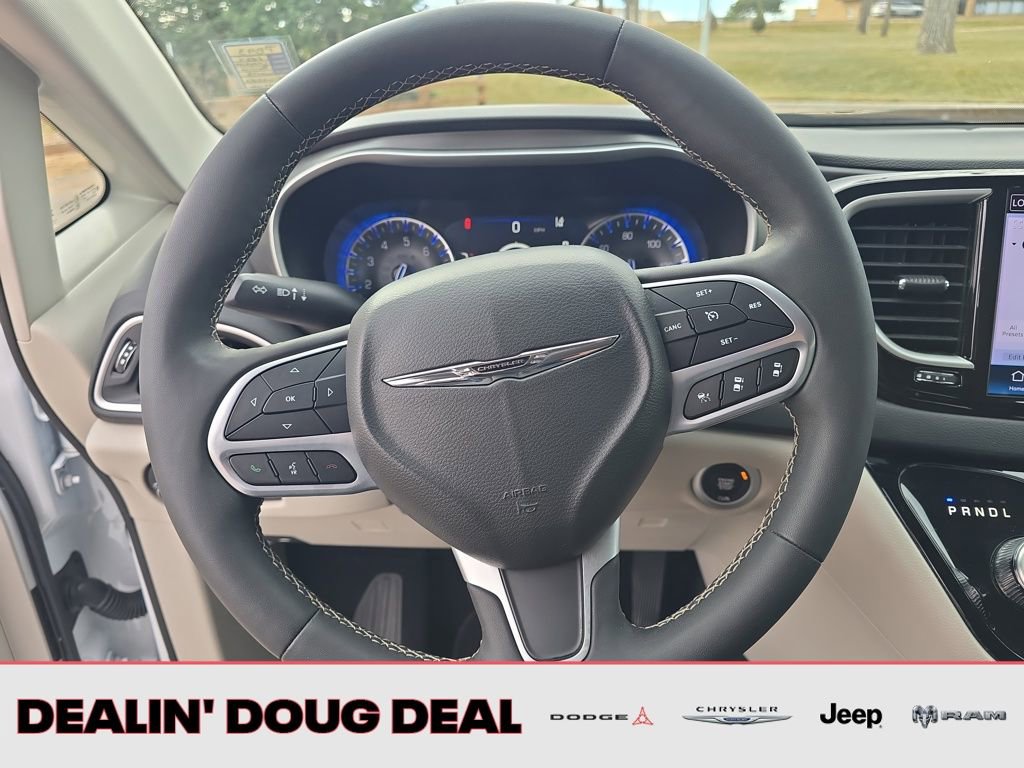 Used 2024 Chrysler Pacifica Touring-L image 15