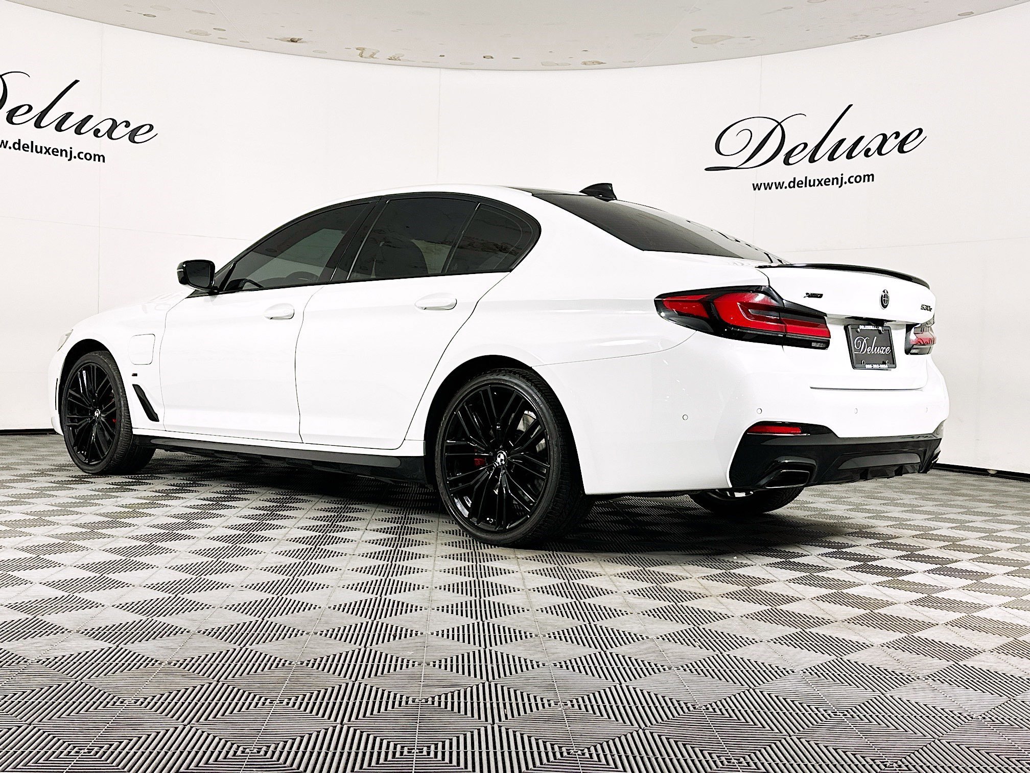 Used 2022 BMW 530e xDrive w/ Premium Package image 4