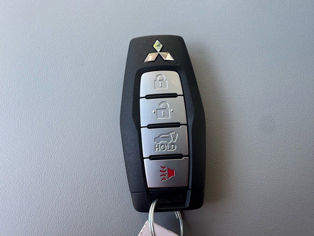 Used 2025 Mitsubishi Outlander AWD image 38