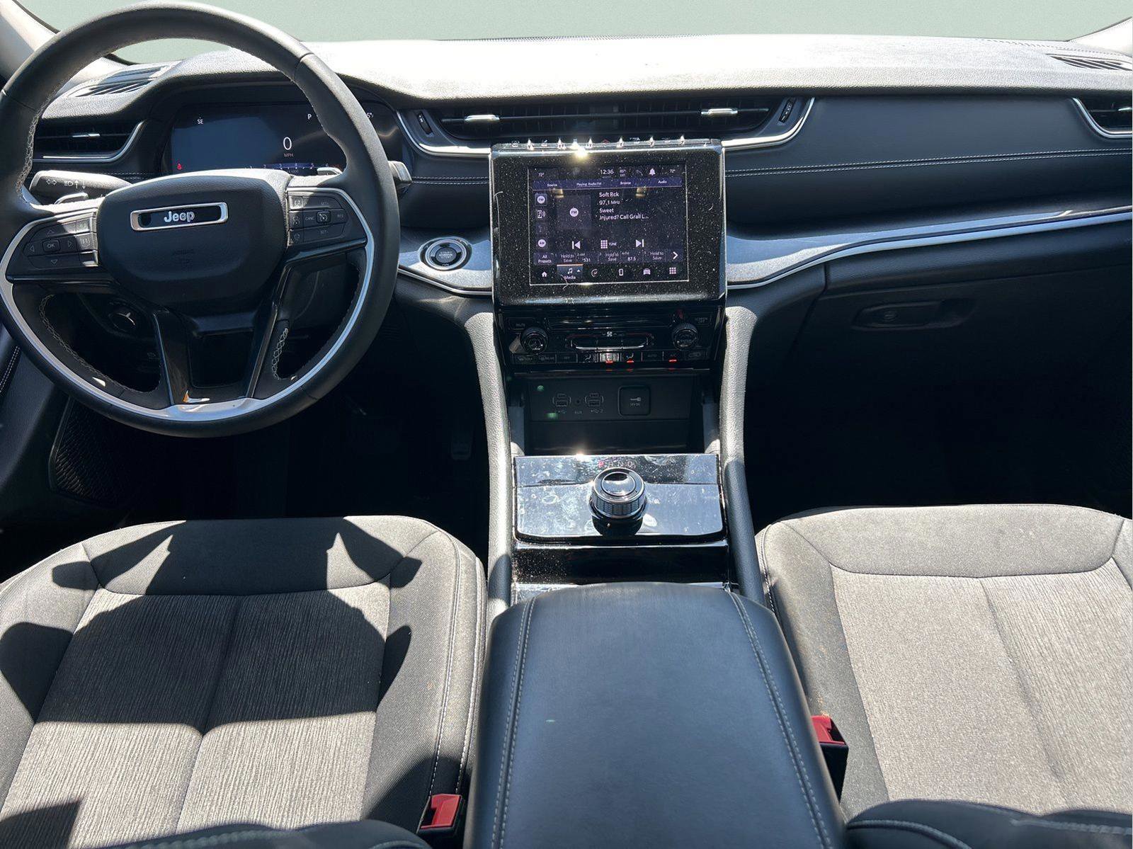 Used 2023 Jeep Grand Cherokee Laredo image 13
