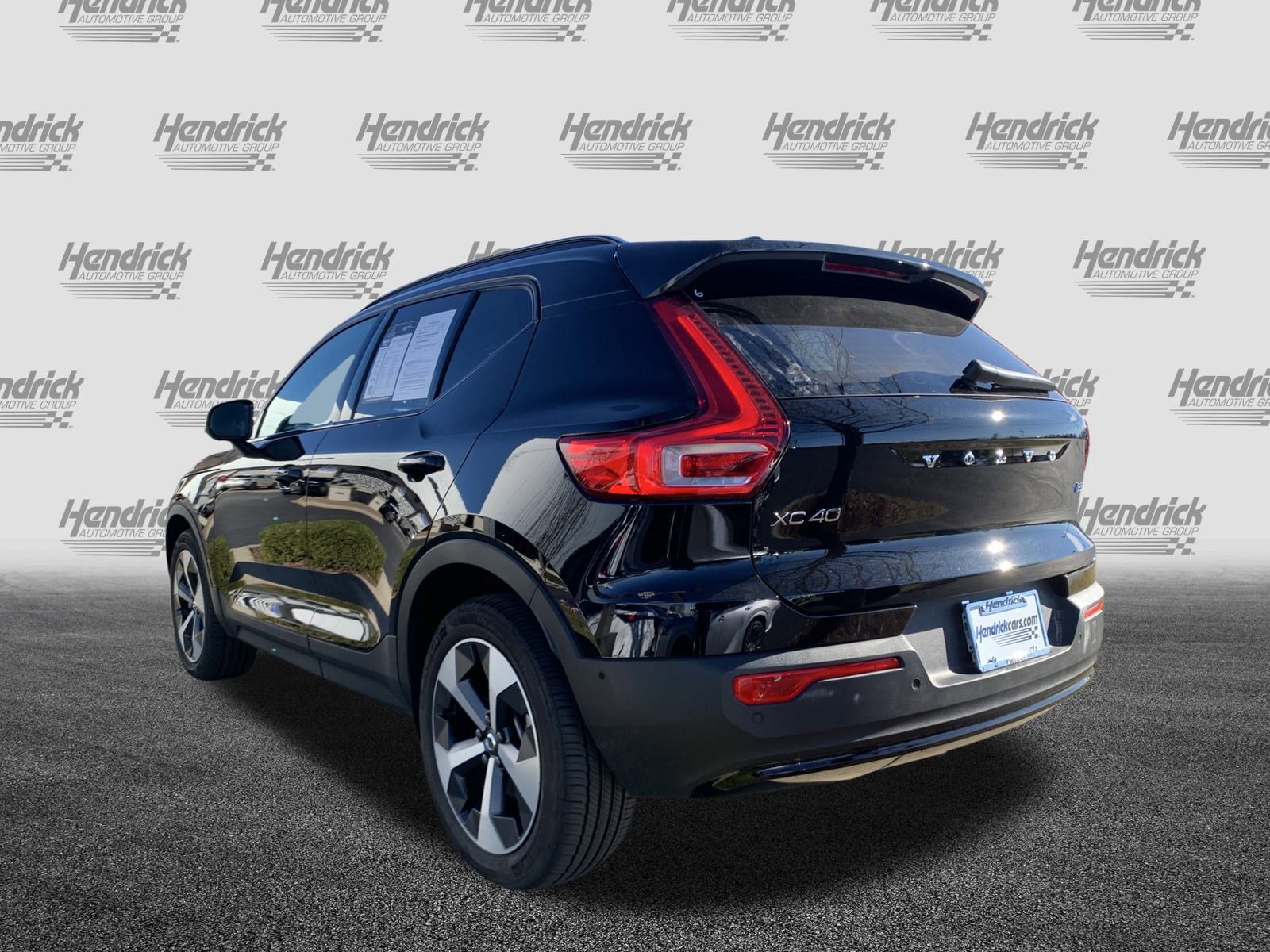 Used 2025 Volvo XC40 B5 Plus image 8