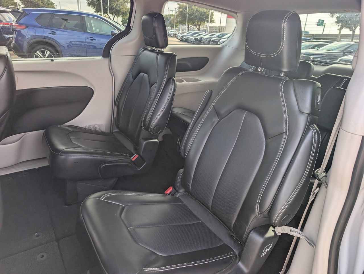 Used 2023 Chrysler Pacifica Touring-L FWD image 26