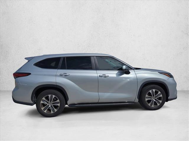 Used 2023 Toyota Highlander XLE video 4