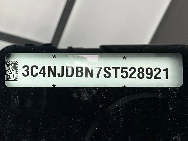 Used 2025 Jeep Compass Latitude image 31