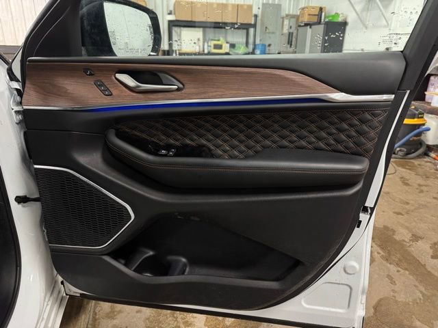 Used 2025 Jeep Grand Cherokee Summit image 14