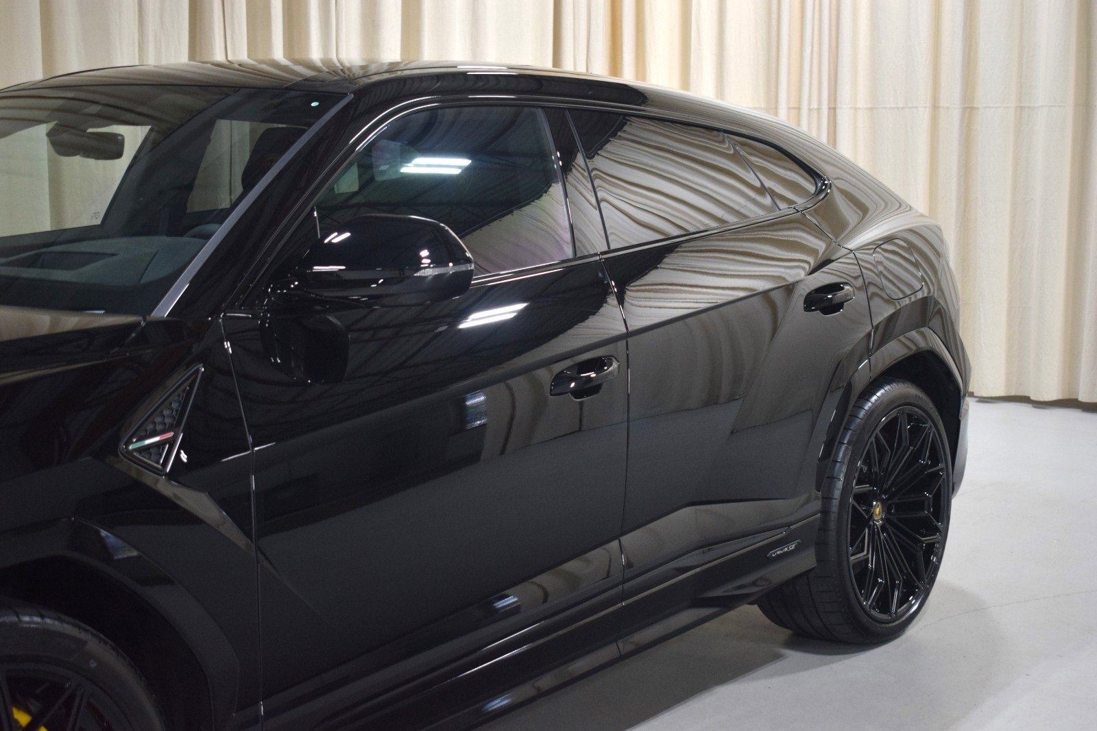 Used 2025 Lamborghini Urus SE image 2