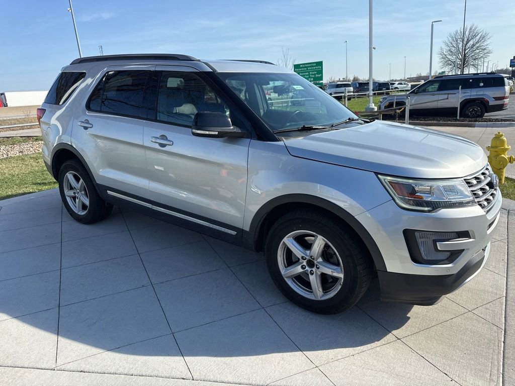 Used 2017 Ford Explorer XLT w/ Equipment Group 202A image 2