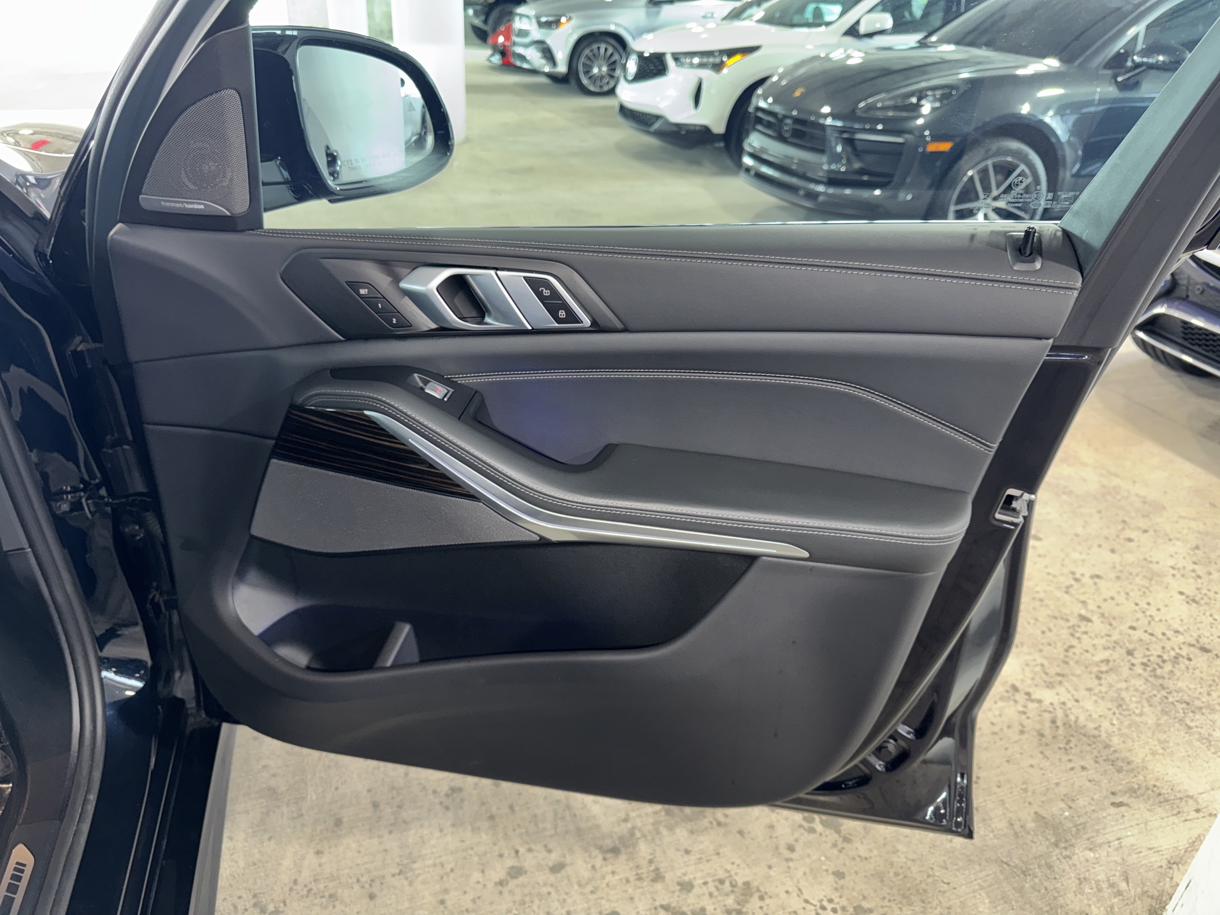 Used 2025 BMW X7 M60i AWD/4WD image 9
