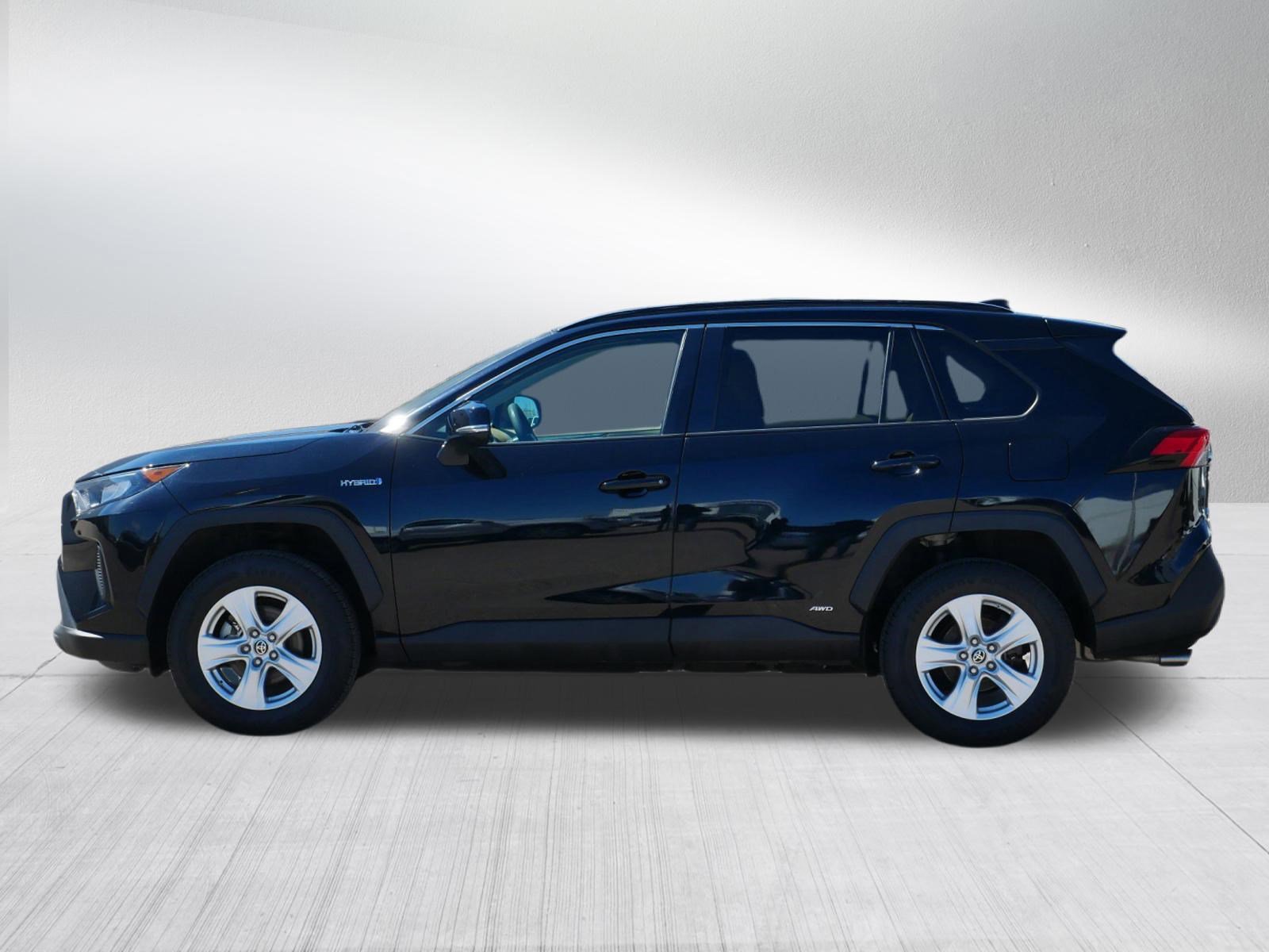 Used 2021 Toyota RAV4 LE AWD/4WD image 4