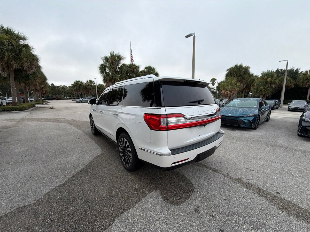 Used 2019 Lincoln Navigator Select w/ Technology Package RWD image 3