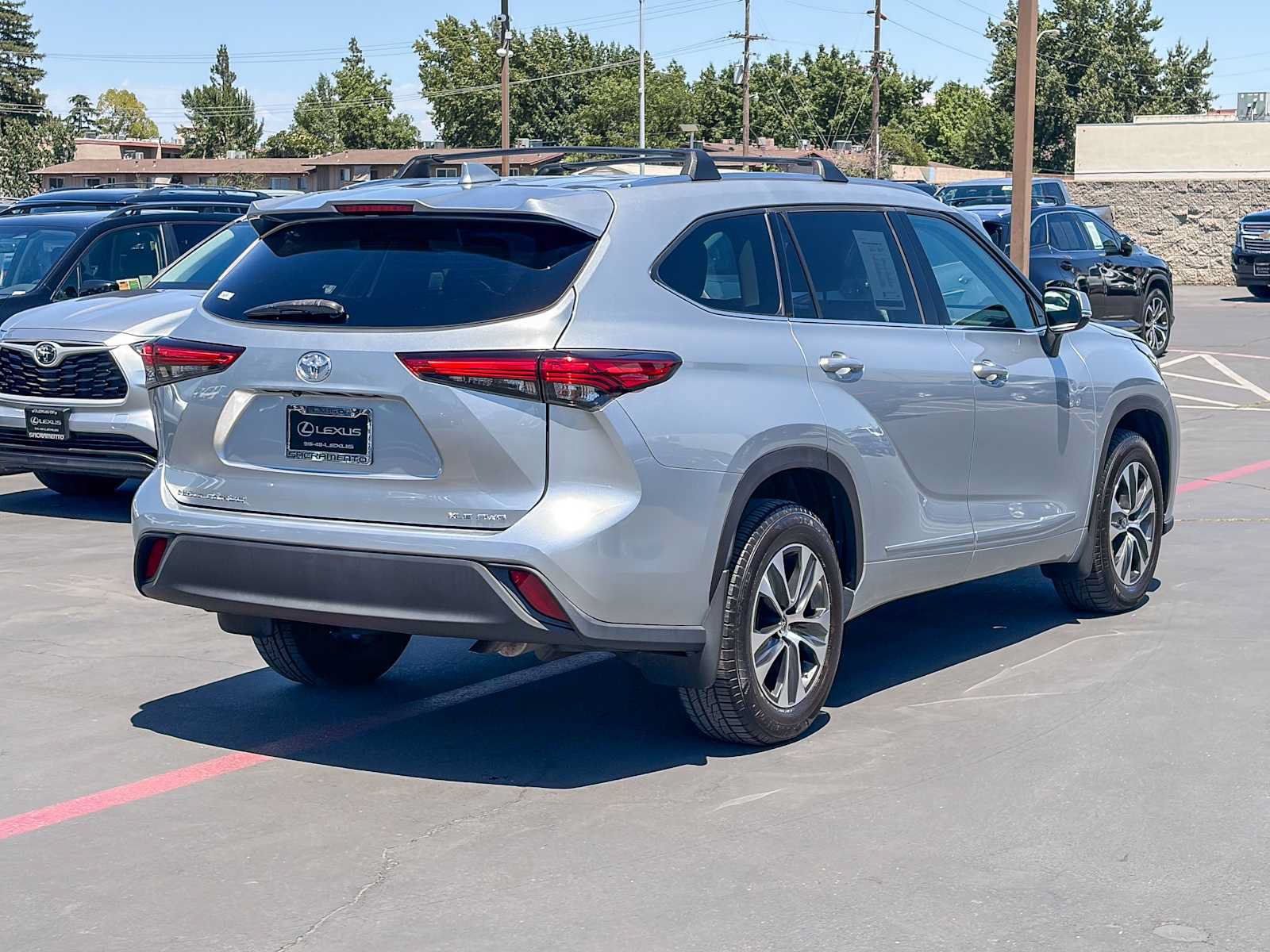 Used 2021 Toyota Highlander XLE AWD/4WD image 4